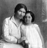 Рахель с дочерью. 1928 год.
